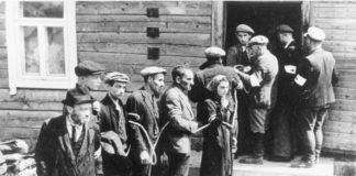 Juli 1941. Nach der Besetzung der Litauischen SSR wurden die Juden von der litauischen "Heimwehr", die mit den Nationalsozialisten kollaborierte, sofort zusammengetrieben. Foto Bundesarchiv, Bild 183-B12290 / CC-BY-SA 3.0, CC BY-SA 3.0 de, Wikimedia Commons.