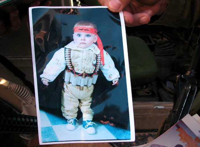 Ein Bild von einem Baby, das eine Schein-Selbstmord-Bombenweste trägt, gefunden im Haus eines gesuchten palästinensischen Terroristen in Hebron. Foto IDF