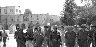 Verteidigungsminister Moshe Dayan, Chef des Stabes Yitzhak Rabin, General Rehavam Zeevi (R) und General Narkis in der Altstadt von Jerusalem am 07. Juni 1967. Foto Ilan Bruner, GPO. CC BY-SA 3.0, Wikimedia Commons.