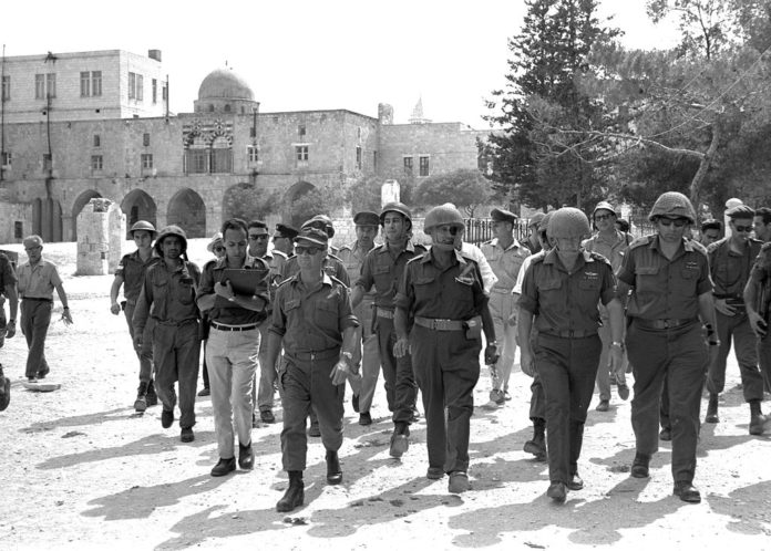 Verteidigungsminister Moshe Dayan, Chef des Stabes Yitzhak Rabin, General Rehavam Zeevi (R) und General Narkis in der Altstadt von Jerusalem am 07. Juni 1967. Foto Ilan Bruner, GPO. CC BY-SA 3.0, Wikimedia Commons.