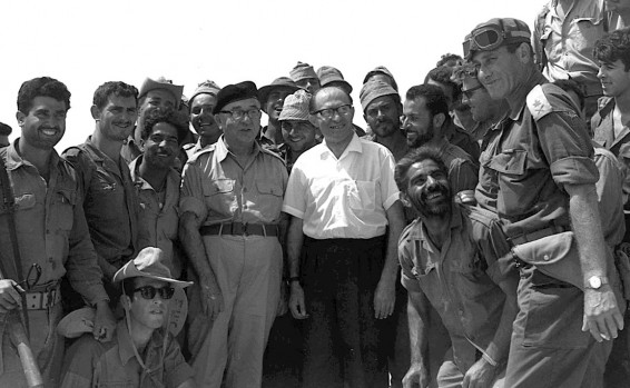 Menachem Begin (Mitte) mit Levi Eshkol 1967. Foto GPO Archiv
