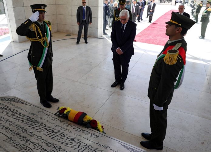 Steinmeier legte als erster deutscher Bundespräsident einen Kranz am Grab von Jassir Arafat nieder. Foto Facebook / Aleqtisady / Youm7