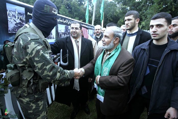 Der Mitbegründer der Hamas, Mahmoud al-Zahar (rechts). Foto /Twitter/ PALDF