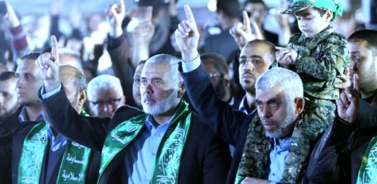 Hamas Führer Ismail Haniyya und Yahya Sanwar währned einer Kundgebung. Foto Alresalah / Twitter