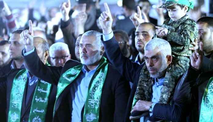 Hamas Führer Ismail Haniyya und Yahya Sanwar währned einer Kundgebung. Foto Alresalah / Twitter