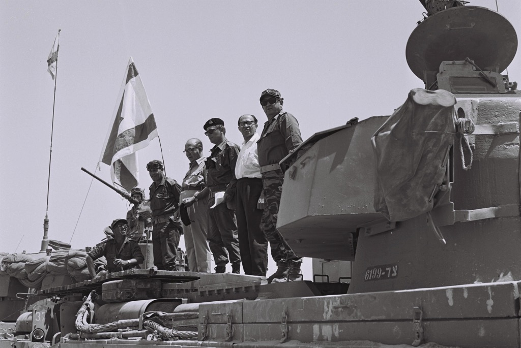 Menachem Begin mit Levi Eshkol am Sinai 1967. Foto GPO Archiv
