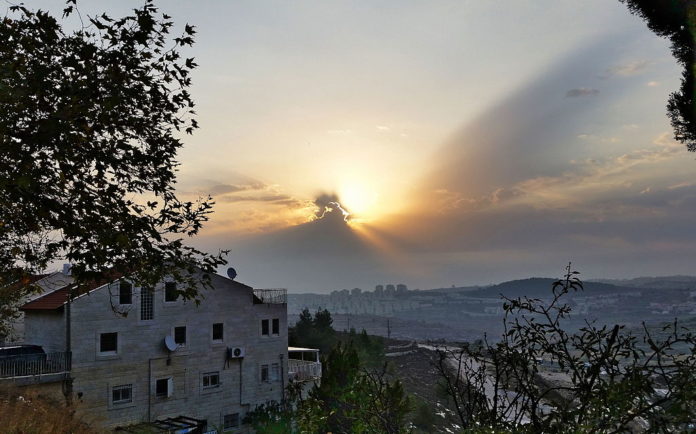 Die Sonne über Efrat. Foto Yair Aronshtam, CC BY-SA 2.0, Wikimedia Commons.