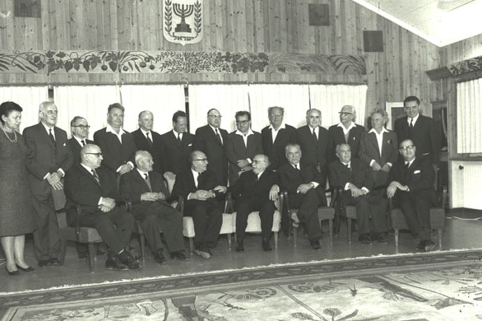 Die dreizehnte israelische Regierung, unter der Leitung von Levi Eshkol, dauerte vom 12 Januar 1966 bis am 17 März 1969 und wurde nach der Gründung der sechsten Knesset vereidigt. Foto GPO Archiv