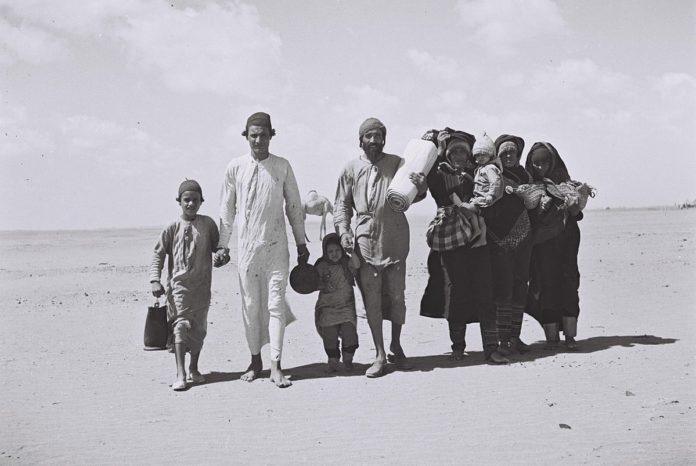 Jemenitische Juden auf dem Weg in ein Flüchtlingslager, 1949. Foto Kluger Zoltan - Israeli National Photo Archive, Public Domain, Wikimedia Commons.