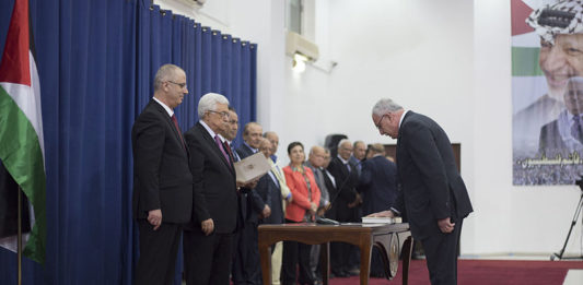 Riyad Al-Maliki, der Aussenminister bei seiner Amtseinführung vor dem palästinensischen Präsidenten Mahmud Abbas in Ramallah. Foto Mustafa Bader, CC BY-SA 4.0, Wikimedia Commons.