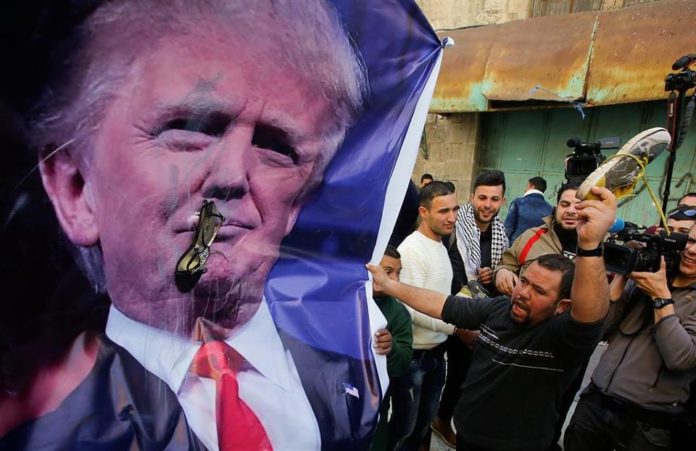 Schuhe werfen auf Donald Trump Plakat in Hebron. Foto Screenshot Youtube
