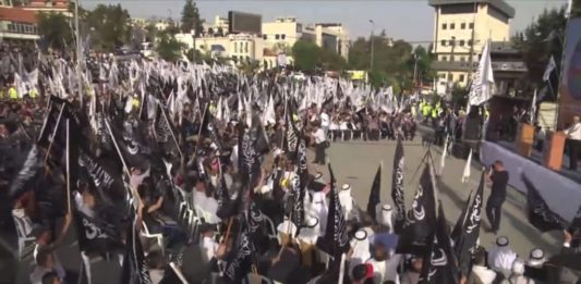 Tausende Unterstützer von Hizb ut-Tahrir, einer radikalen islamistischen Organisation, nahmen am 22. April 2017 an einer Kundgebung in Ramallah teil. Foto Hizb ut-Tahrir/Youtube Screenshot