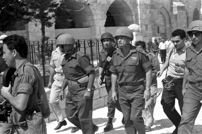 Yitzhak Rabin und Mosche Dajan in Jerusalem. Foto IDF Archiv