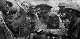 Rabbi Shlomo Goren sprach am 7. Juni 1967 in Jerusalem ein Dankgebet , das live in ganz Israel übertragen wurde. Kurz danach hielt Goren, in das Schofar blasend und eine Torarolle tragend, das erste jüdische Gebet an der Klagemauer seit 1948 ab. Foto Benny Ron