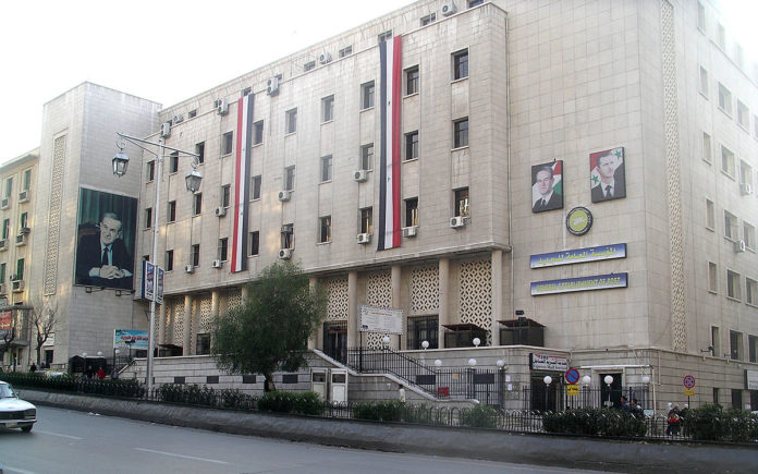 Das Hauptgebäude der Post in Damaskus, mit Bildern von Hafez al-Assad und seinem Sohn Baschar al-Assad. Foto Patrickneil - Eigenes Werk, CC BY-SA 3.0, Wikimedia Commons.