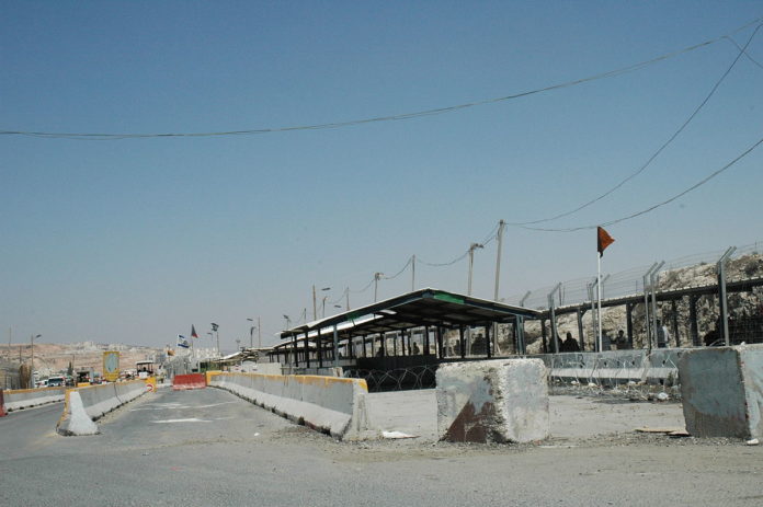 Der Kalandia Checkpoint bei Ramallah. Foto Justin McIntosh, CC BY 2.0, Wikimedia Commons.
