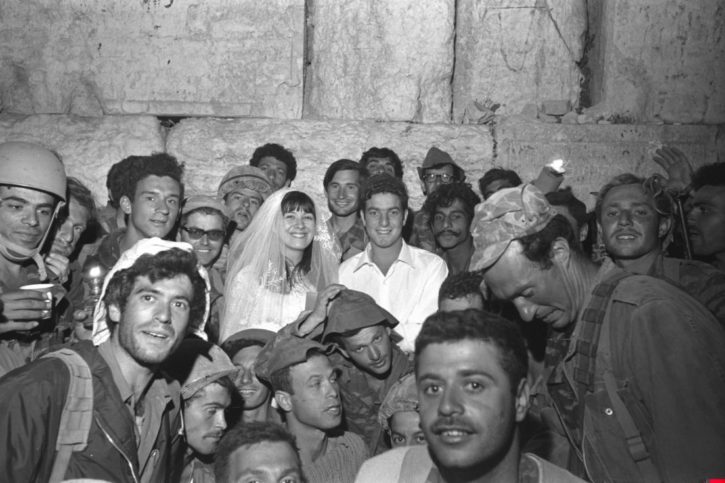 Ein israelischer Fallschirmjäger, der an den Kämpfen rund um die Altstadt von Jerusalem teilnahm, feiert seine Hochzeit vor der Westmauer am 09. Juni 1967. Foto Haron Zuckerman / GPO