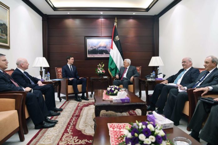 In seinem jüngsten Treffen mit den Abgesandten des US-Präsidenten, Jared Kushner und Jason Greenblatt, in Ramallah wies ein wutentbrannter Mahmoud Abbas die Forderungen zur Einstellung der Zahlungen an Terroristen und deren Familien zurück. Foto US-Aussenmisterium
