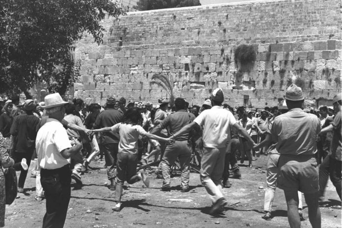 Nach der Vereinigung Jerusalems tanzen junge Israelis am 2. Juli 1967 auf dem Platz vor der Westmauer in der Altstadt Hora. Foto GPO