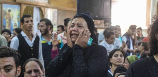 Beerdigung der Opfer des Massakers an Christen die unterwegs zum Kloster St. Samuel in al-Minyia waren. Foto Twitter / Mary Rizk