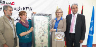 Ann Dismorr (rechts), die Direktorin der UNRWA im Libanon, posiert im Mai 2013 mit einer Karte, auf der der Staat Israel ausgelöscht ist und das gesamte Gebiet zu „Palästina“ gehört. Foto Palestinian Media Watch