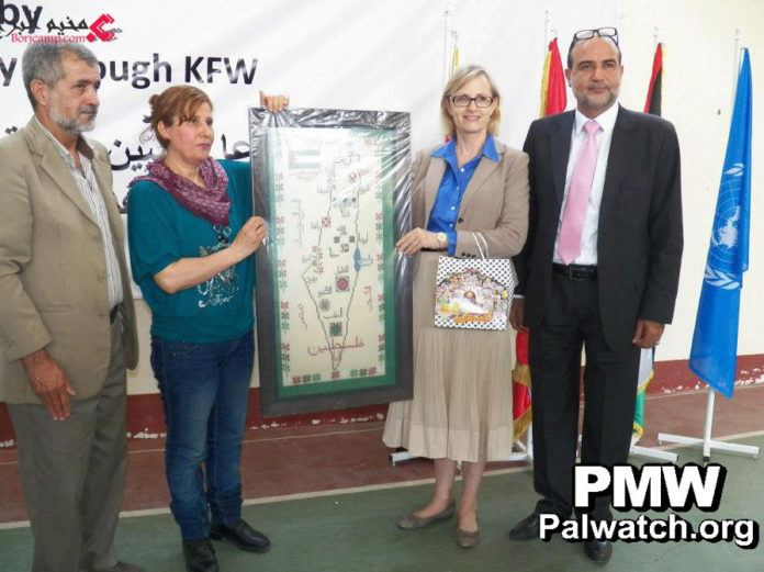 Ann Dismorr (rechts), die Direktorin der UNRWA im Libanon, posiert im Mai 2013 mit einer Karte, auf der der Staat Israel ausgelöscht ist und das gesamte Gebiet zu „Palästina“ gehört. Foto Palestinian Media Watch
