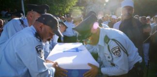 Israelische Polizeibeamte tragen den Sarg des israelischen Drusenpolizisten Kamil Shnaan während seiner Beerdigung im nördlichen Dorf Hurfeish am 14. Juli 2017. Haiel Sitawe und Kamil Shnaan, wurden am Freitag bei einem Attentat in der Nähe des Tempelbergs in Jerusalem getötet. Foto Basel Awidat / Flash90