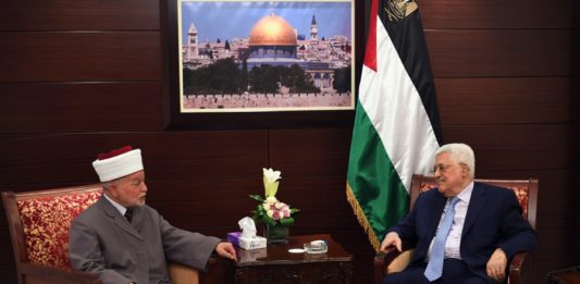 Präsident Mahmoud Abbas bei einem Treffen mit dem amtierenden Grossmufti von Jerusalem und Palästina, Scheich Muhammad Ahmad Hussein am 2. August 2017. Foto Ghanaim / WAFA