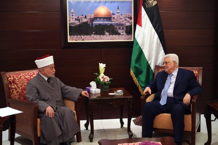 Präsident Mahmoud Abbas bei einem Treffen mit dem amtierenden Grossmufti von Jerusalem und Palästina, Scheich Muhammad Ahmad Hussein am 2. August 2017. Foto Ghanaim / WAFA