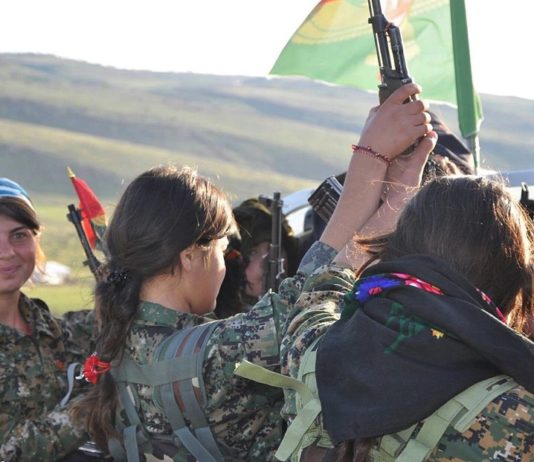 Foto Kurdishstruggle - Yezidi YBŞ Fighters, CC BY 2.0, Link