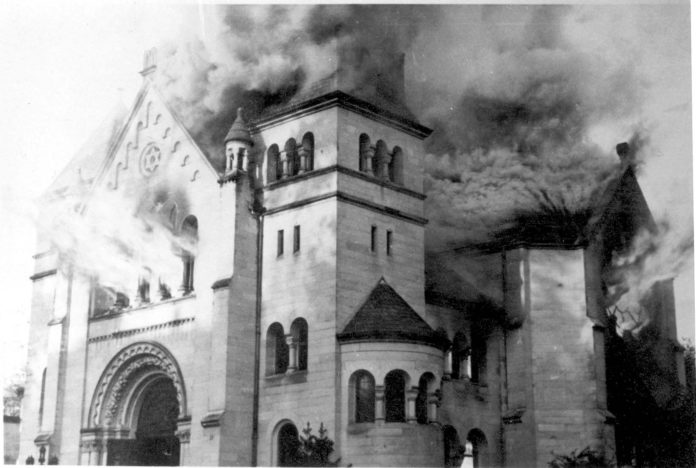 Die brennende Synagoge in Siegen. Foto Yad Vashem Photo Archives 136BO9.
