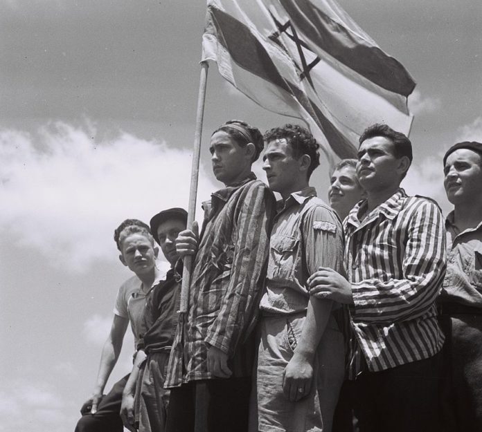 Ehemalige KZ-Buchenwald-Häftlinge auf einem Schiff im Hafen von Haifa, 15. Juli 1945. Foto PD