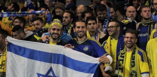 Maccabi Tel-Aviv Fans vor dem Champions League Spiel gegen Chelsea. Foto joshjdss - Chelsea Vs Maccabi Tel-Aviv, CC BY 2.0, https://commons.wikimedia.org/w/index.php?curid=45453537