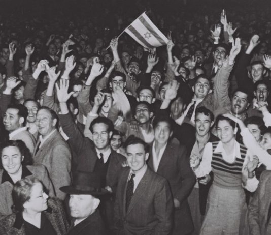 Menschenmassen in Tel Aviv feiern 1947 das Votum der UNO für die Teilung. Foto Government Press Office / Hans Pinn.