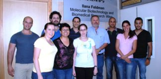 Professor Uri Nir (vierter von rechts) und sein Laborteam. Foto mit freundlicher Genehmigung der Bar-Ilan Universität.