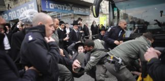 Vor wenigen Wochen boten sich dem Zuschauer in Israel einige erschreckende Bilder: Protestierende orthodoxe jüdische Männer, welche Strassen blockierten und den Verkehr aufhielten, wurden von israelischen Polizisten zum Teil grob weggezerrt oder mit Wasserwerfern zum Aufstehen gezwungen. Foto Yonatan Sindel/Flash90