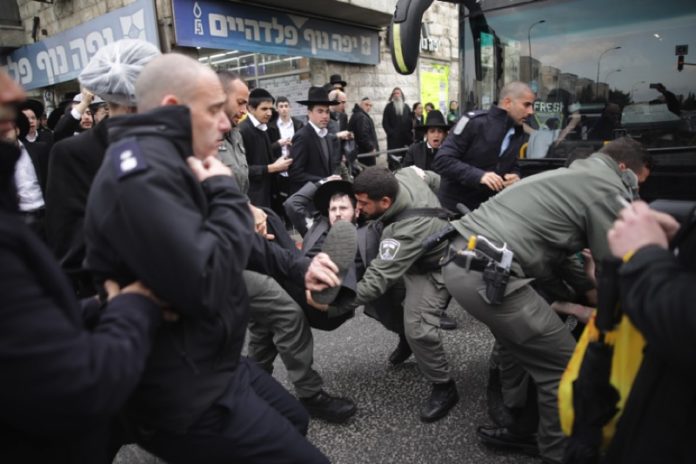 Vor wenigen Wochen boten sich dem Zuschauer in Israel einige erschreckende Bilder: Protestierende orthodoxe jüdische Männer, welche Strassen blockierten und den Verkehr aufhielten, wurden von israelischen Polizisten zum Teil grob weggezerrt oder mit Wasserwerfern zum Aufstehen gezwungen. Foto Yonatan Sindel/Flash90