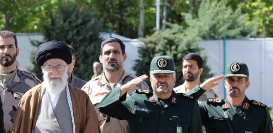 Der Kommandeur der iranischen Revolutionsgarden Mohammad Ali Jafari, rechts neben Ayatollah Sayyed Ali Khamenei. Foto Unknown - http://farsi.khamenei.ir/photo-album?id=36469#i, CC BY 4.0, https://commons.wikimedia.org/w/index.php?curid=59145847