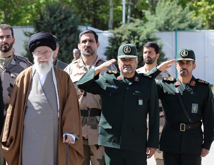 Der Kommandeur der iranischen Revolutionsgarden Mohammad Ali Jafari, rechts neben Ayatollah Sayyed Ali Khamenei. Foto Unknown - http://farsi.khamenei.ir/photo-album?id=36469#i, CC BY 4.0, https://commons.wikimedia.org/w/index.php?curid=59145847