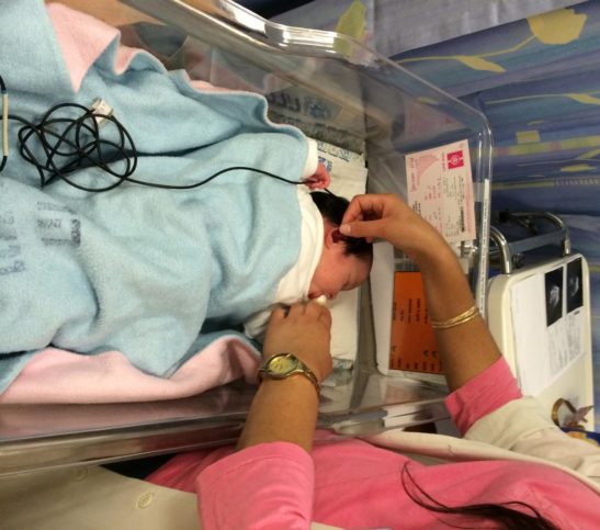 Das Gehör eines Neugeborenen wird in Israel getestet. Foto Raffi Rembrand.