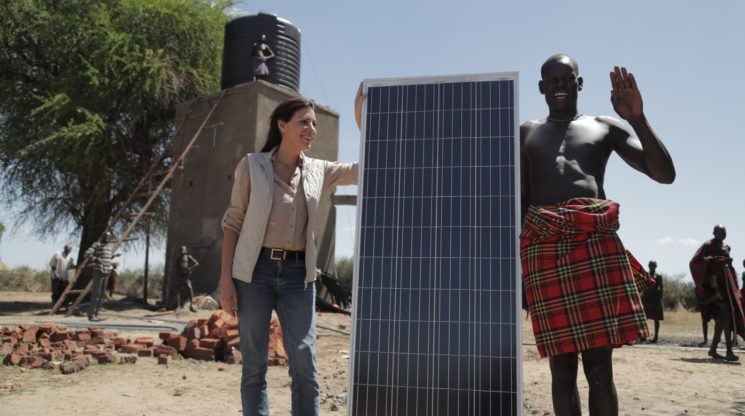 Sivan Ya'ari und ein Dorfbewohner von Nakuluny in Karamoja, Uganda, bei der Installation einer solaren Wasserpumpanlage. Foto Innovation: Africa