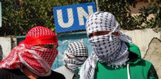 Maskierte Palästinenser vor dem UNRWA-Hauptquartier in Balata. Foto - Naser Ishtiya / Flash 90
