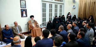 Ali Khamenei's wöchentliches Treffen mit Familien von "Märtyrern", 2. Januar 2018. Foto khamenei.ir - http://farsi.khamenei.ir/ndata/news/38620/B/13961012_0938620.jpg, CC BY 4.0, https://commons.wikimedia.org/w/index.php?curid=65208858