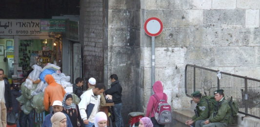 Jerusalem. Foto Chris Yunker from St. Louis, United States - Damascus Gate, CC BY-SA 2.0, https://commons.wikimedia.org/w/index.php?curid=39497171
