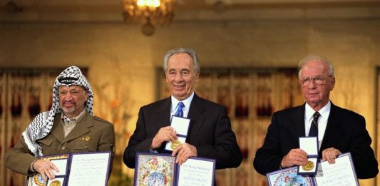 Arafat, Peres und Rabin erhalten den Friedensnobelpreis. Und wo ist der Frieden? Foto Government Press Office (Israel), CC BY-SA 3.0, https://commons.wikimedia.org/w/index.php?curid=22811903