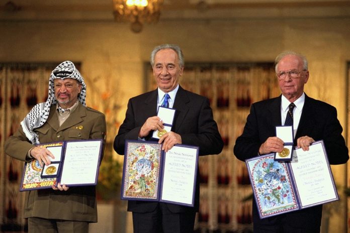 Arafat, Peres und Rabin erhalten den Friedensnobelpreis. Und wo ist der Frieden? Foto Government Press Office (Israel), CC BY-SA 3.0, https://commons.wikimedia.org/w/index.php?curid=22811903