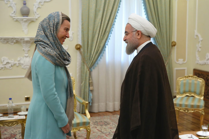 Der iranische Präsident Hassan Rohani begrüsste die EU-Aussenbeauftragte Federica Mogherini in Teheran am 29. Oktober 2016. Foto Rohani Presidential Office / federicamogherini.net