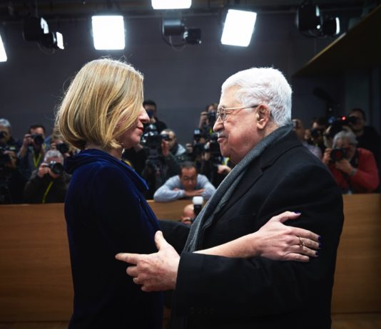 Der Präsident der Palästinensischen Autonomiebehörde, Mahmud Abbas, wird von der EU-Aussenpolitik-Chefin Federica Mogherini begrüsst. Foto © European Union