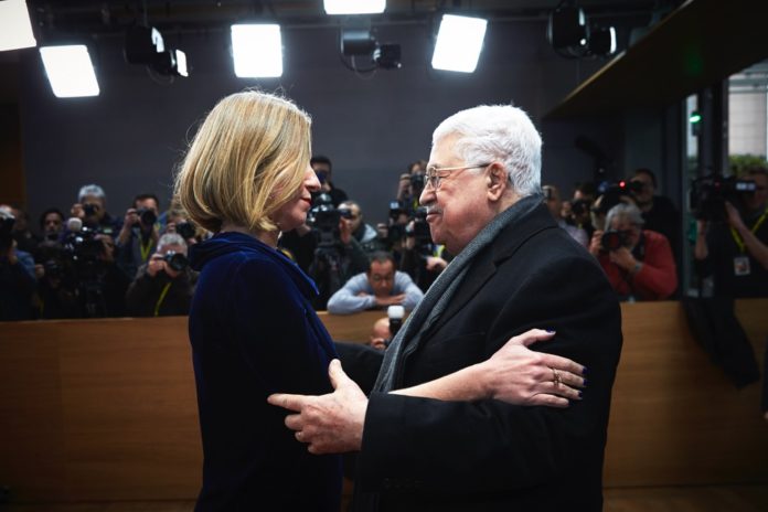Der Präsident der Palästinensischen Autonomiebehörde, Mahmud Abbas, wird von der EU-Aussenpolitik-Chefin Federica Mogherini begrüsst. Foto © European Union