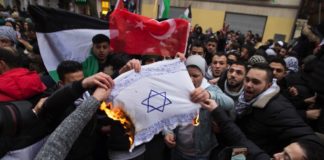 Demonstranten verbrennen Davidstern in Berlin. Foto Jüdisches Forum für Demokratie und gegen Antisemitismus e.V. (JFDA)